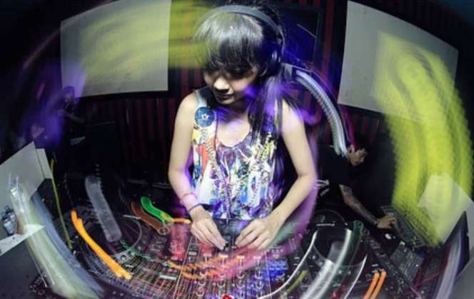6 Penampilan Ardina Rasti Saat Jadi DJ
