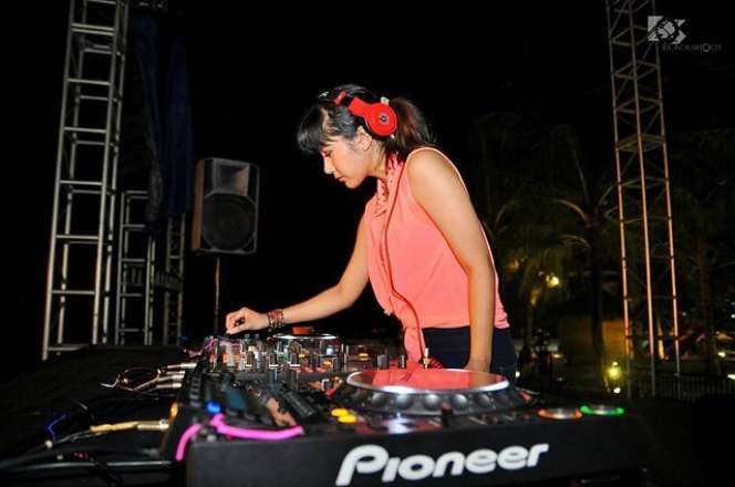 6 Penampilan Ardina Rasti Saat Jadi DJ