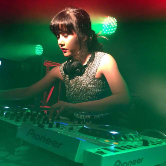 6 Penampilan Ardina Rasti Saat Jadi DJ