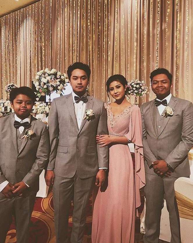 Awkarin Gandeng Mesra Putra Wakil Ketua MPR RI