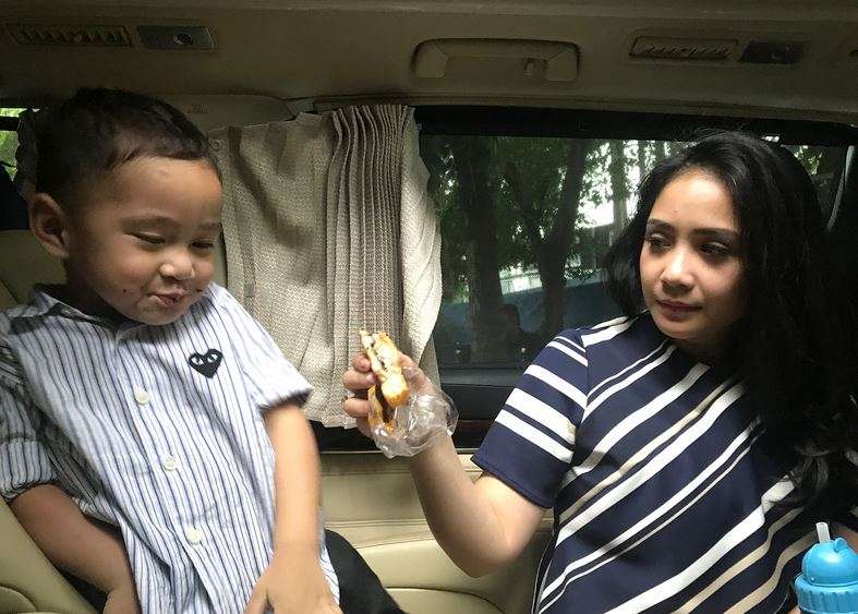 6 Artis yang Cuek dengan Bentuk Tubuhnya Usai Melahirkan