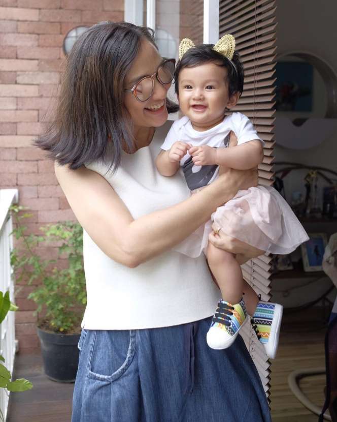 6 Artis yang Cuek dengan Bentuk Tubuhnya Usai Melahirkan