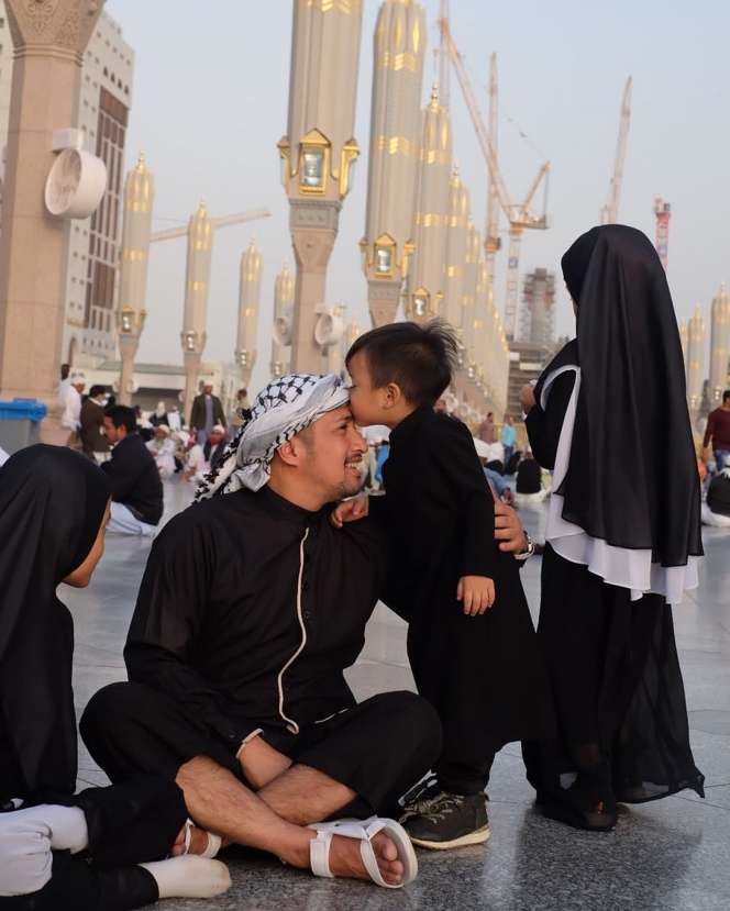 Irfan Hakim Boyong Keluarga Besar Umroh