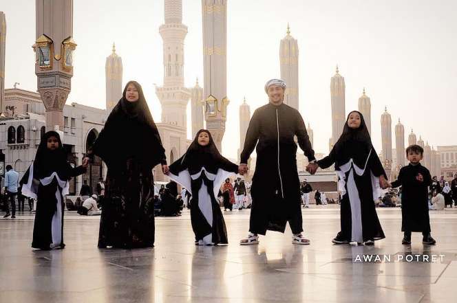 Irfan Hakim Boyong Keluarga Besar Umroh