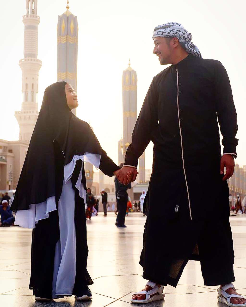Irfan Hakim Boyong Keluarga Besar Umroh