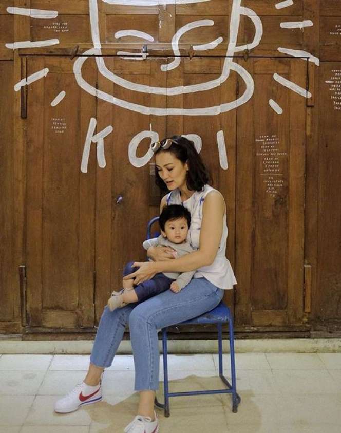 Gaya Asuh 5 Ibu Muda yang Menginspirasi