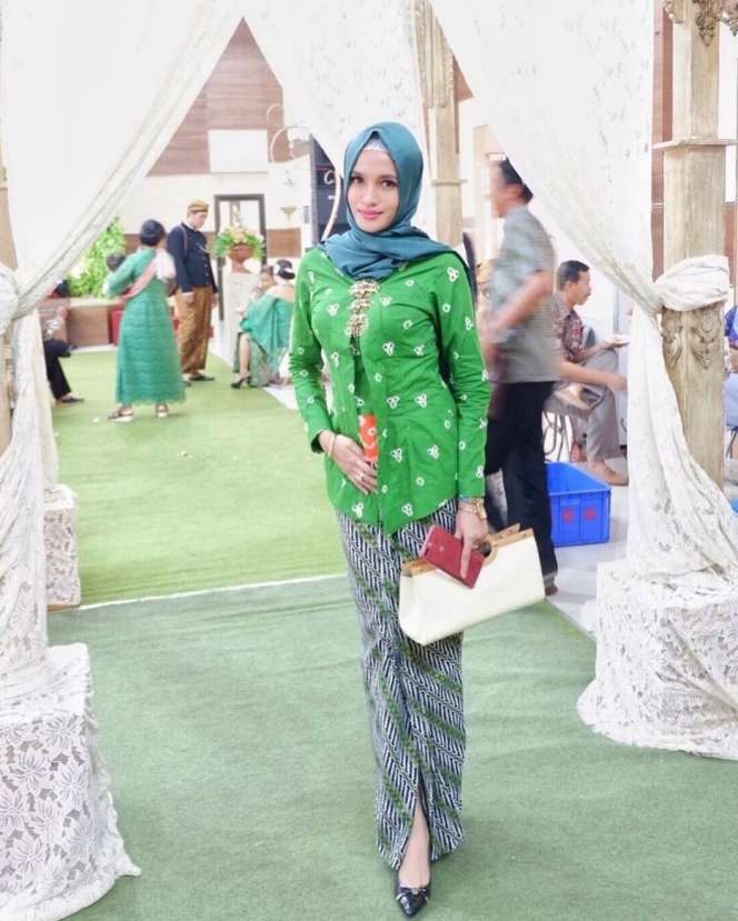 Cantiknya Istri Mantan Suami Ussy Sulistiawaty