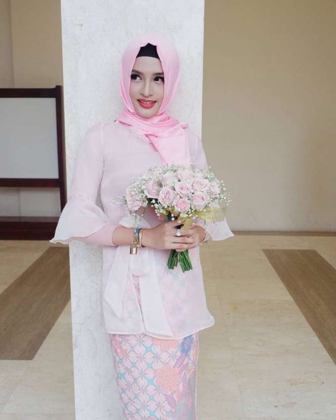 Cantiknya Istri Mantan Suami Ussy Sulistiawaty