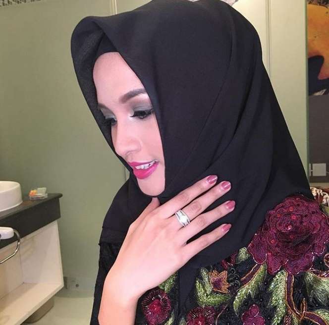 Cantiknya Istri Mantan Suami Ussy Sulistiawaty