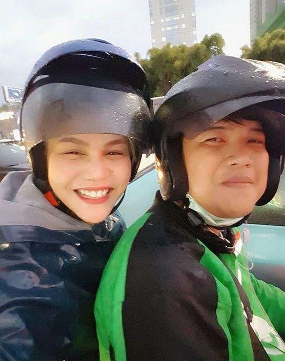 DJ Cantik Itu Naik Ojek, Dasteran Makan di Pinggir Jalan