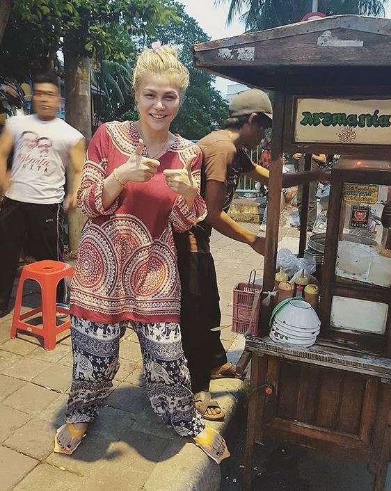 DJ Cantik Itu Naik Ojek, Dasteran Makan di Pinggir Jalan