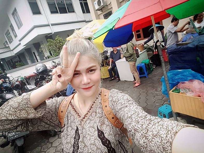 DJ Cantik Itu Naik Ojek, Dasteran Makan di Pinggir Jalan
