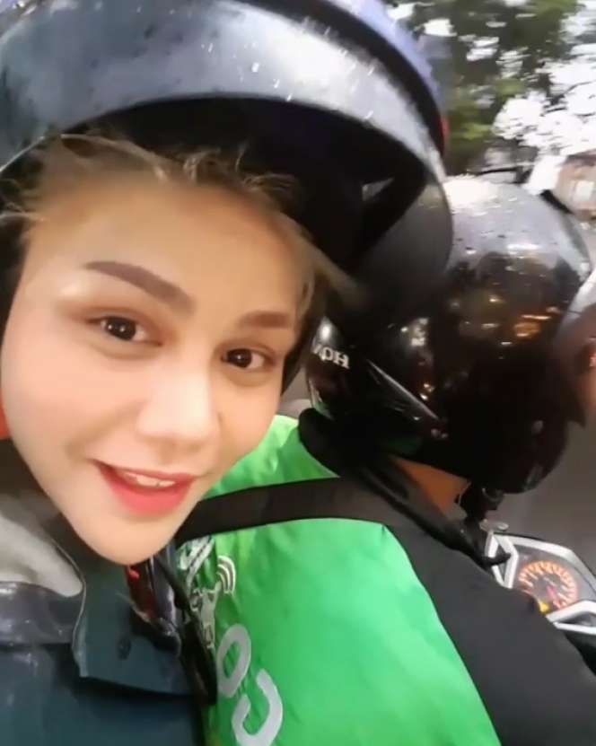 DJ Cantik Itu Naik Ojek, Dasteran Makan di Pinggir Jalan