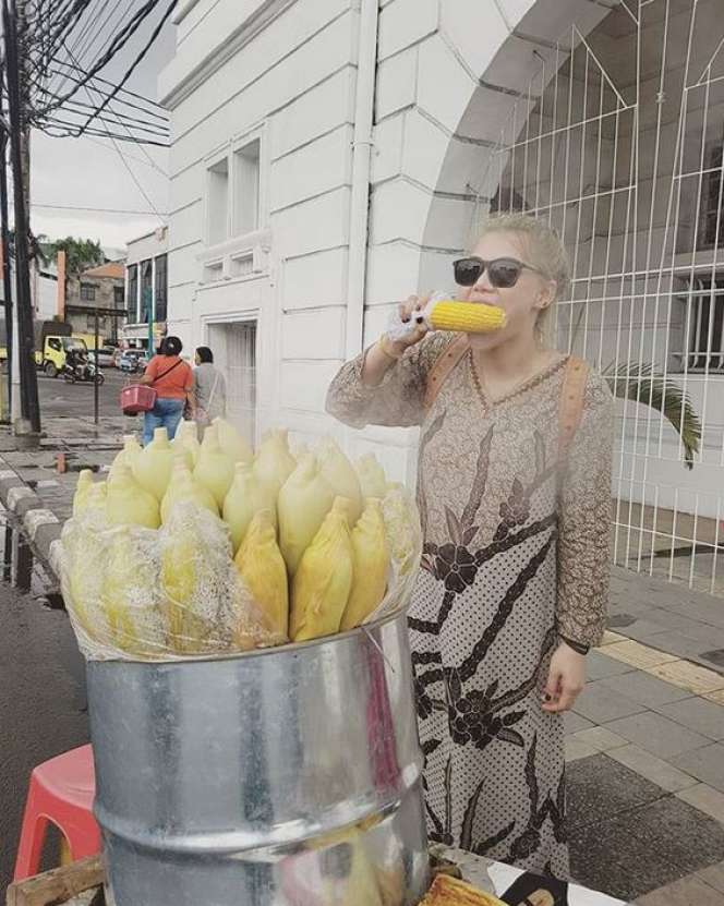 DJ Cantik Itu Naik Ojek, Dasteran Makan di Pinggir Jalan