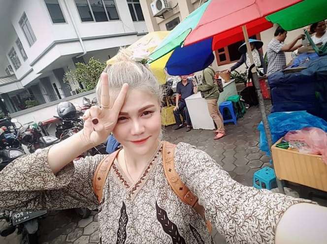 DJ Cantik Itu Naik Ojek, Dasteran Makan di Pinggir Jalan
