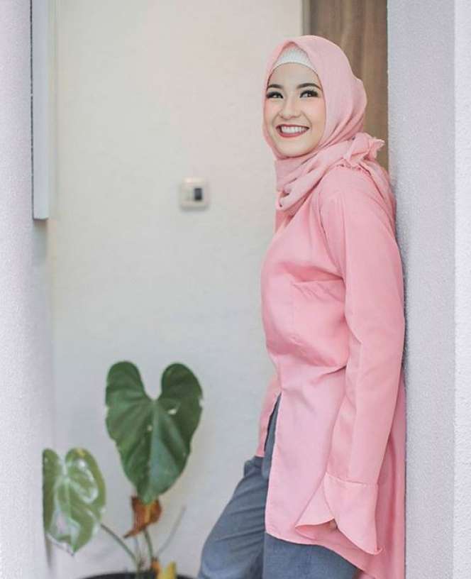 Gaya Hijab Natasha Rizki, Cantik dan Modis  