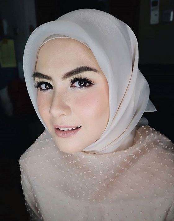 Dapat Hidayah Saat Umroh, 5 Artis Ini Mantap Berhijab