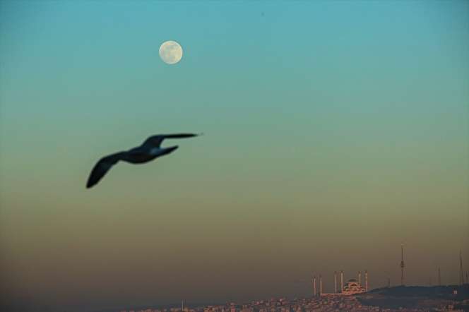 Indahnya Bulan Purnama di Langit Turki