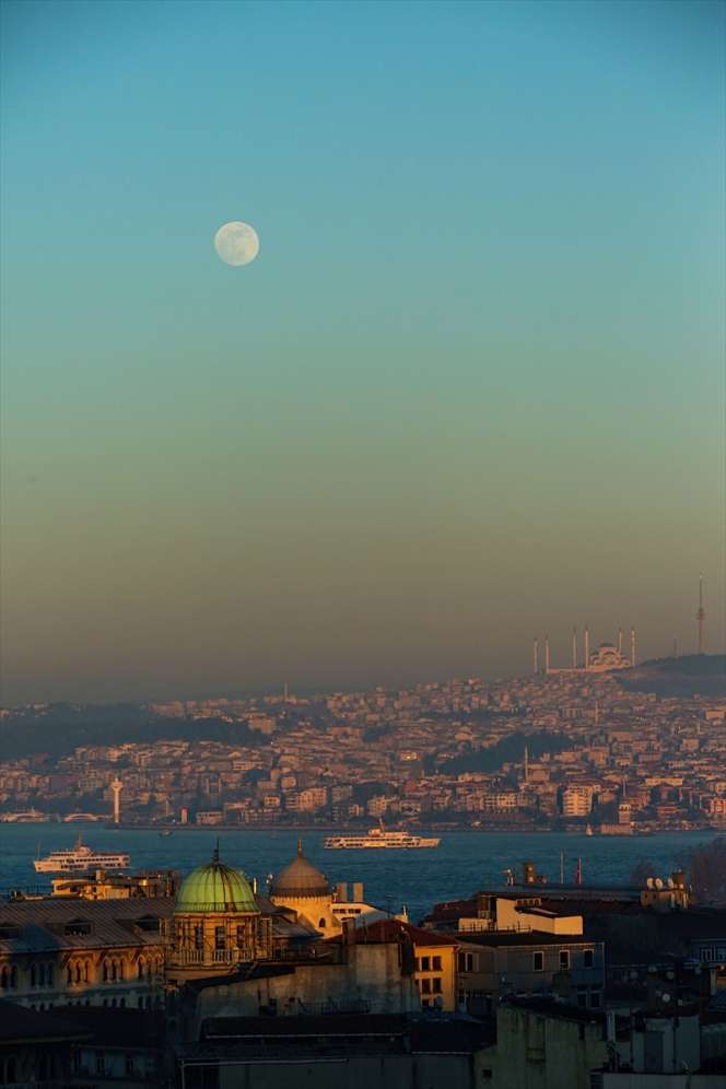 Indahnya Bulan Purnama di Langit Turki