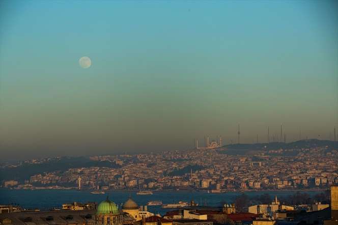 Indahnya Bulan Purnama di Langit Turki