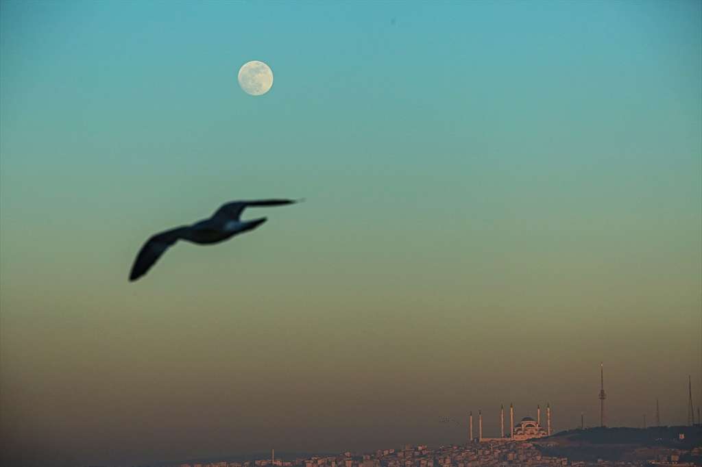 Indahnya Bulan Purnama di Langit Turki