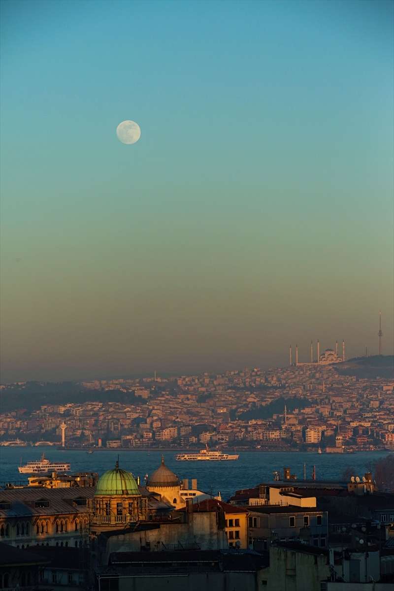 Indahnya Bulan Purnama di Langit Turki