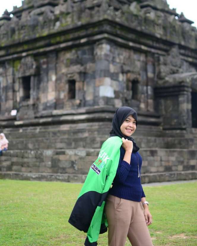 Alviola Putri, Si Bidan Cantik Pengemudi Ojek Online
