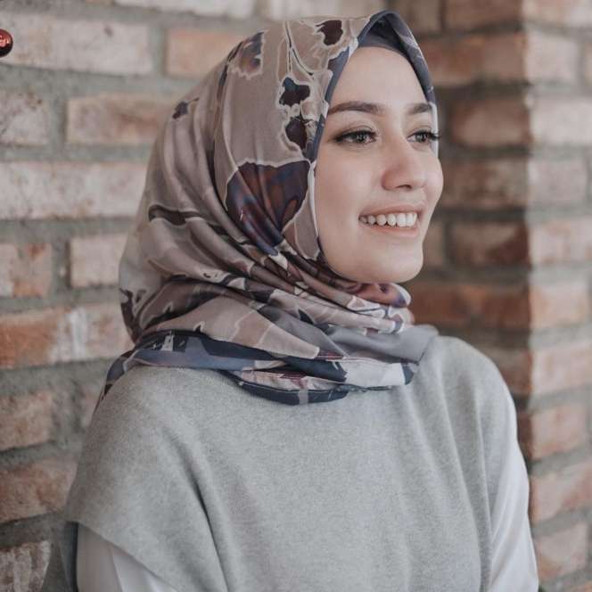 Elegan, Ini 4 Inspirasi Pakai Hijab Printed Scarf 