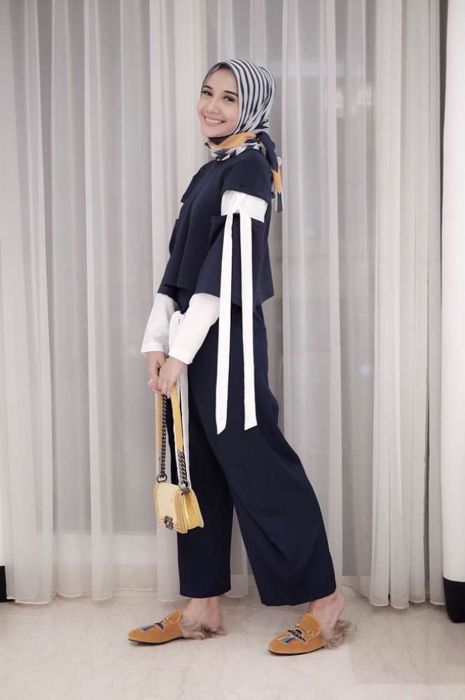 Elegan, Ini 4 Inspirasi Pakai Hijab Printed Scarf 