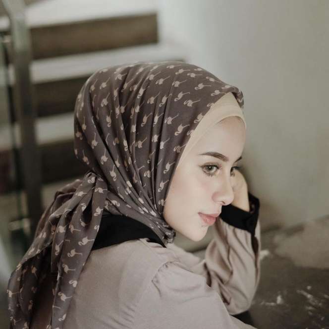 Elegan, Ini 4 Inspirasi Pakai Hijab Printed Scarf 