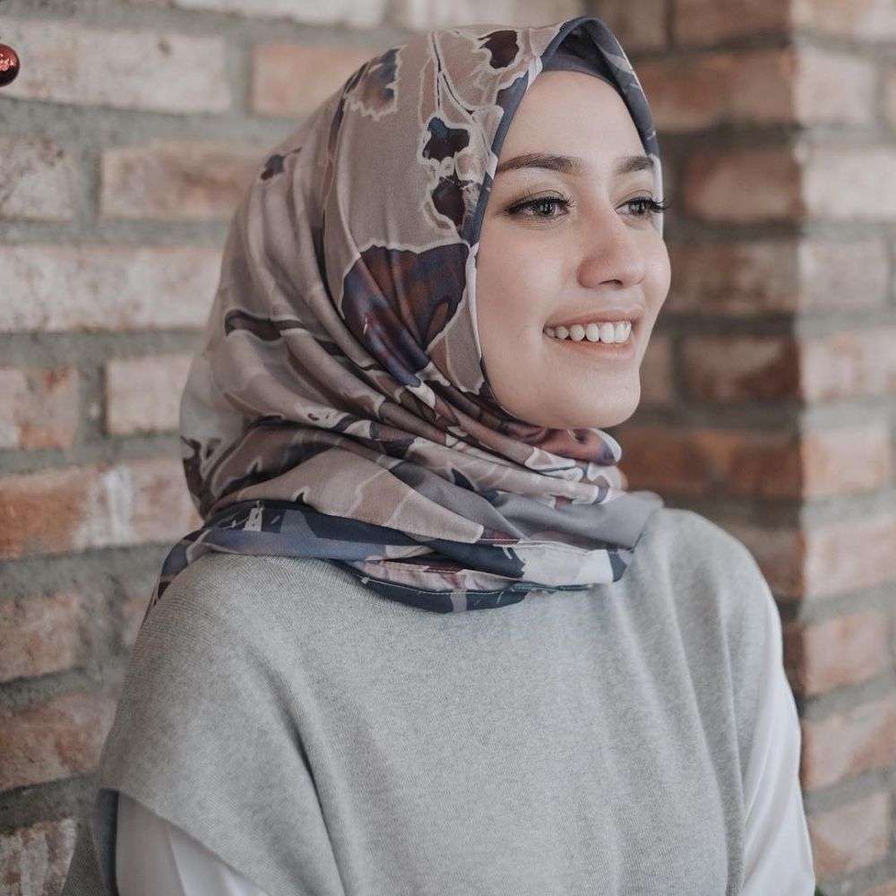 Elegan, Ini 4 Inspirasi Pakai Hijab Printed Scarf 
