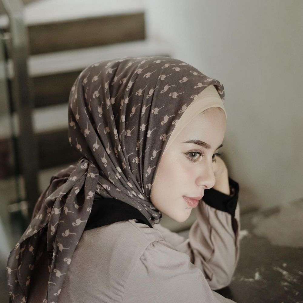 Elegan, Ini 4 Inspirasi Pakai Hijab Printed Scarf 