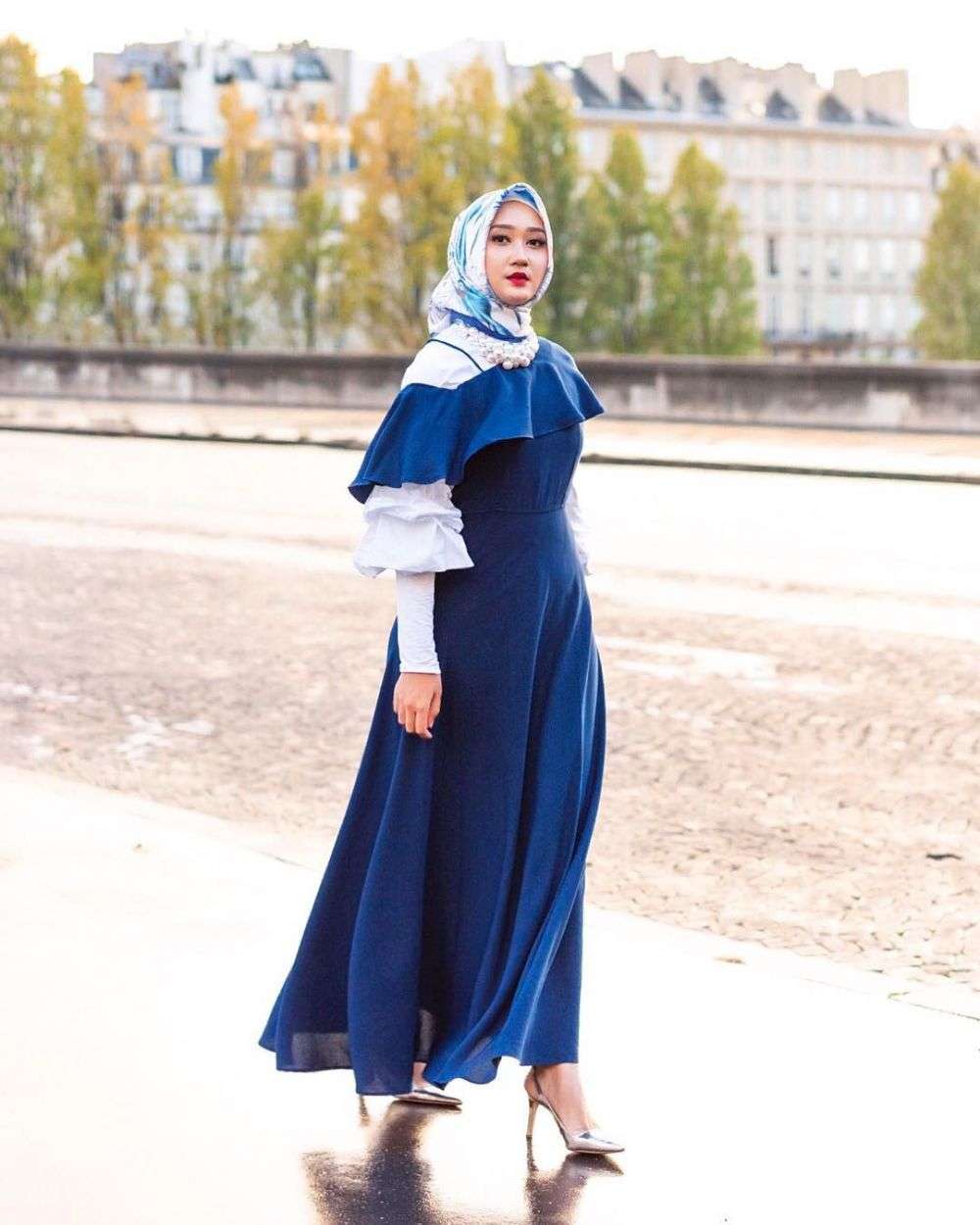 Elegan, Ini 4 Inspirasi Pakai Hijab Printed Scarf 