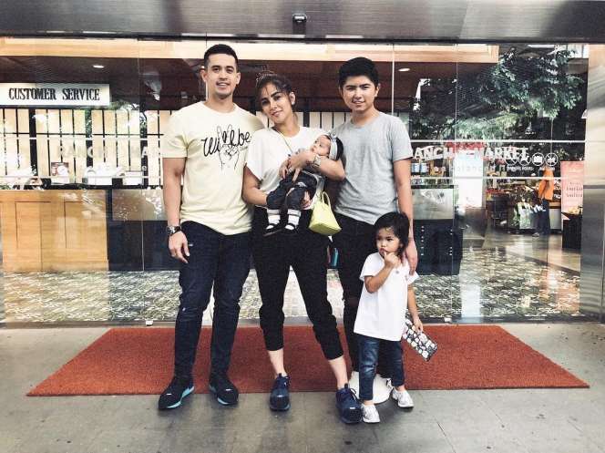 Bukan dari Kalangan Artis, 5 Suami Seleb Ini Bikin Gagal Fokus