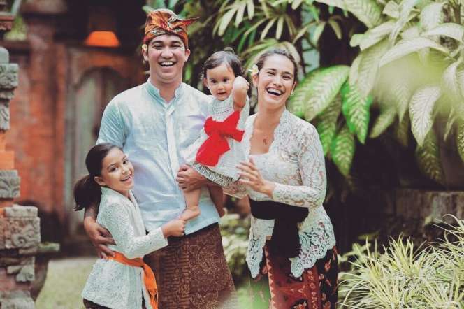 Bukan dari Kalangan Artis, 5 Suami Seleb Ini Bikin Gagal Fokus