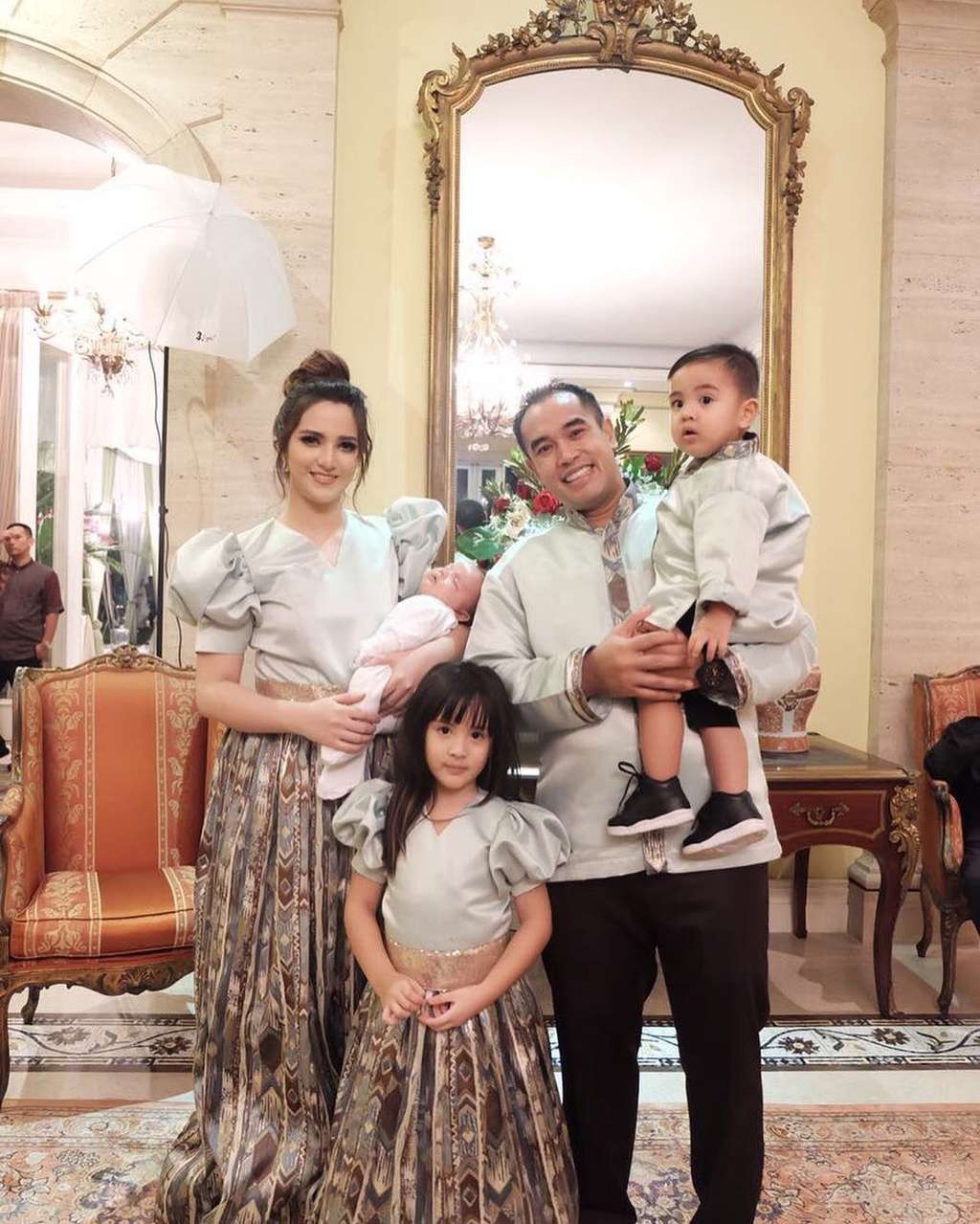 Dandan Kompak, Nia Ramadhani dan Mikhayla Bikin Gemas