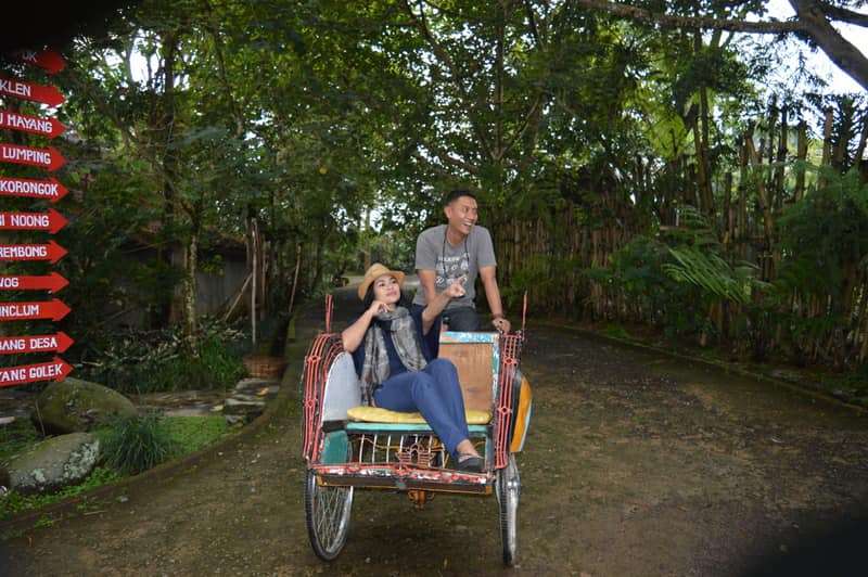 Puti Guntur Soekarno Naik Becak, Sampai 'Nongkrong' di Warung