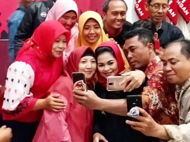 Ketika Puti Guntur Soekarno Jadi Rebutan Foto Groufie