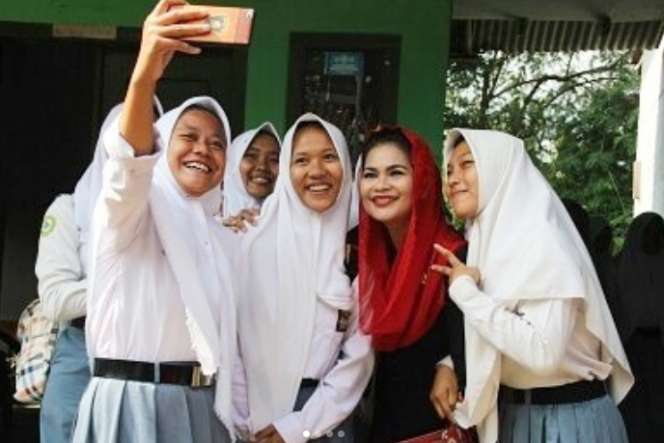 Ketika Puti Guntur Soekarno Jadi Rebutan Foto Groufie