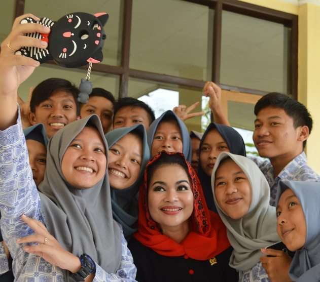 Ketika Puti Guntur Soekarno Jadi Rebutan Foto Groufie