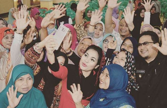 Ketika Puti Guntur Soekarno Jadi Rebutan Foto Groufie