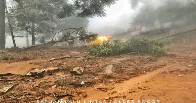 Penampakan Longsor, Jalur Puncak Dialihkan