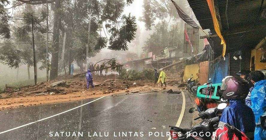 Penampakan Longsor, Jalur Puncak Dialihkan