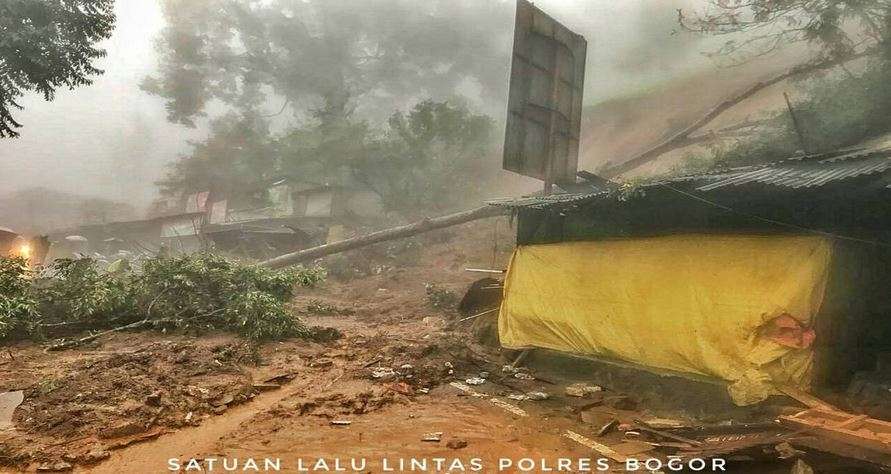 Penampakan Longsor, Jalur Puncak Dialihkan