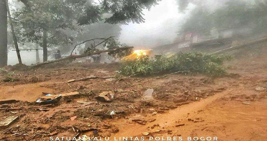 Penampakan Longsor, Jalur Puncak Dialihkan