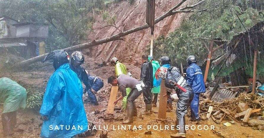 Penampakan Longsor, Jalur Puncak Dialihkan