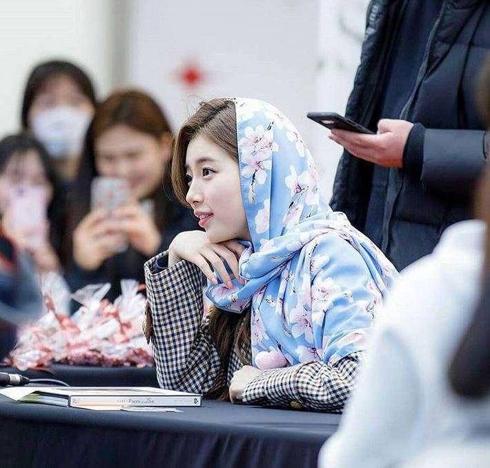 Bae Suzy, Aktris Korea Selatan Pakai Hijab dari Fans Indonesia