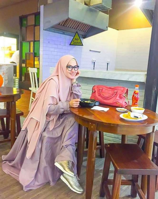 Inspirasi Pakai Hijab Syar'i dan Sneakers ala Lyra Virna