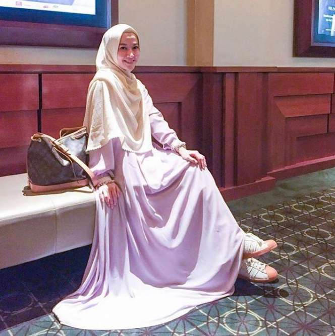 Inspirasi Pakai Hijab Syar'i dan Sneakers ala Lyra Virna