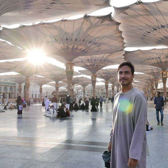 5 Penampilan Seleb Pria Saat Umroh Bikin Adem